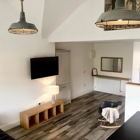 Apartment Ueber Comfortable Studio-style - 500m To Kilcar Village - Open Plan Living Kitchen And Sleeping - Parking And Wifi - New Build - 5 Min Drive To Beaches *
