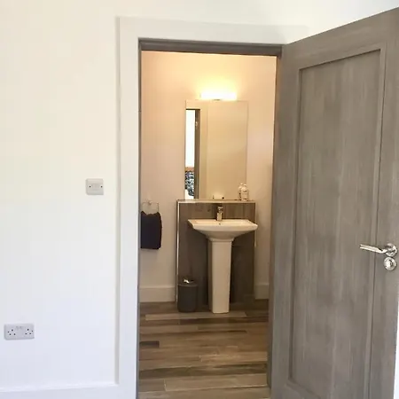 Ueber Comfortable Studio-style - 500m To Kilcar Village - Open Plan Living Kitchen And Sleeping - Parking And Wifi - New Build - 5 Min Drive To Beaches