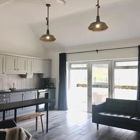Ueber Comfortable Studio-style - 500m To Kilcar Village - Open Plan Living Kitchen And Sleeping - Parking And Wifi - New Build - 5 Min Drive To Beaches Apartment